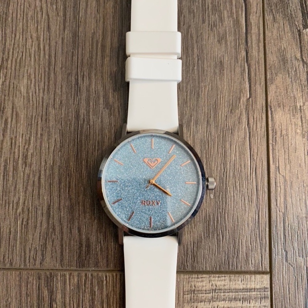 womens roxy watch needs a new battery 40mm water resistant up to 165ft